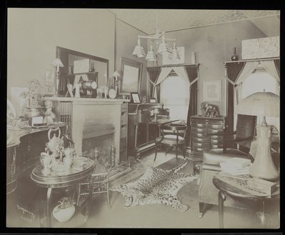 Obývací pokoj v domě dramatika Henryho Martyna Blossoma, na 23 East 30th Street, New York, 1908 (stříbrný želatinový tisk) od Byron Company