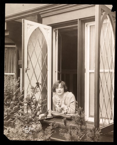 Anne Murdock at Home, cca 1915 (stříbrný želatinový tisk) od Byron Company