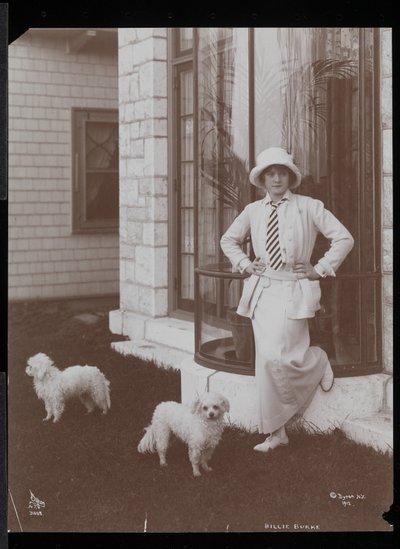 Billie Burke a dva psi v Burkeleigh Crest, jejím domě v Hastingsonu, New York, 1912 (stříbrný želatinový tisk) od Byron Company