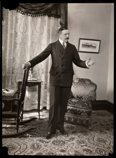 Charles Hawtrey ve svém bytě v Holland House na Fifth Avenue, New York, 1901-2 (stříbrný želatinový tisk) od Byron Company
