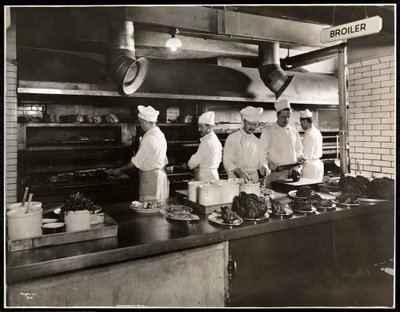 Vaří u brojlerů v kuchyni hotelu Commodore, 1919 (stříbrný želatinový potisk) od Byron Company