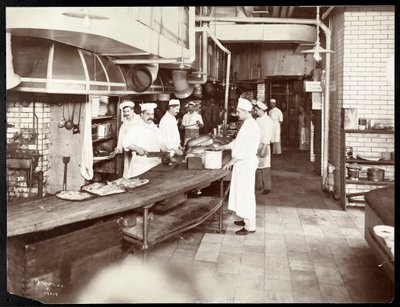 Kuchaři pracující v kuchyni hotelu Waldorf Astoria na 34th Street a 5th Avenue, New York, 1903 nebo 1904 (stříbrný želatinový tisk) od Byron Company
