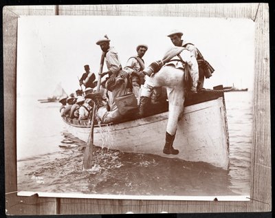 Kopie starší fotografie námořních záloh na Fishers Islandu v New Yorku se skupinou námořníků na veslici, 1898 (stříbrný želatinový tisk) od Byron Company
