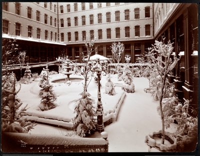Courtyard of the Park Avenue Hotel, 1908 (stříbrný želatinový tisk) od Byron Company