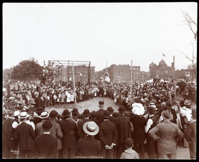 Dav sledující polevaulter na Hudson Bank Gymnasium and Playground, 53rd Street a 11th Avenue, New York, 1898 (stříbrný želatinový tisk) od Byron Company