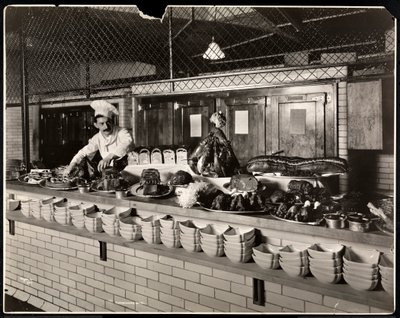 Vystavení studeného masa v kuchyni hotelu Commodore, 1919 (stříbrný želatinový potisk) od Byron Company