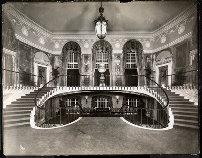Dvojité schodiště v hotelu Ritz-Carlton, 1913 (stříbrný želatinový tisk) od Byron Company