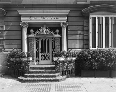 Vchod do hotelu Wellington, 871 7th Avenue, New York, 1907 (stříbrný želatinový tisk) od Byron Company