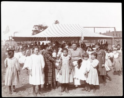 Skupina dívek a ženy na Hudson Bank Gymnasium and Playground, 53rd Street a 11th Avenue, New York, 1898 (stříbrný želatinový tisk) od Byron Company