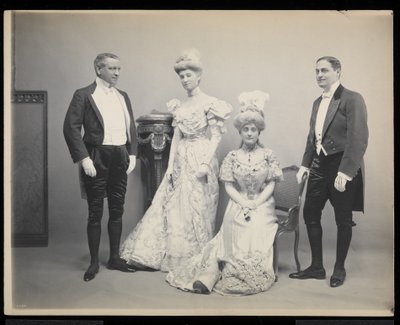 Skupinový portrét Sydney Dillon Ripley se třemi dalšími na James Hazen Hyde Ball, New York, 31. ledna 1905 (stříbrný želatinový tisk) od Byron Company