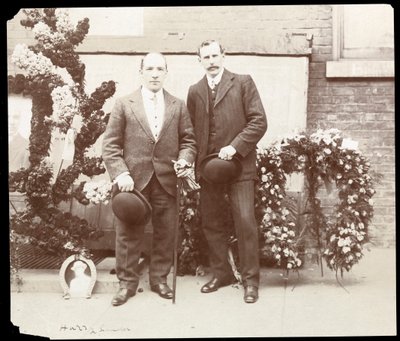 Harry Lauder, kolem roku 1905 (stříbrný želatinový tisk) od Byron Company