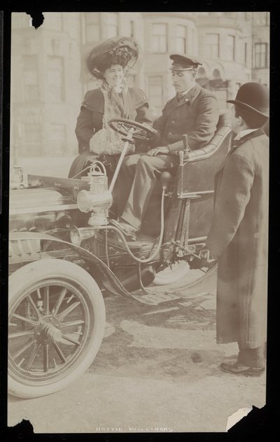 Hattie Williams sedící s řidičem v jednom z prvních newyorských automobilů, New York, 1890-1910 (stříbrný želatinový tisk) od Byron Company