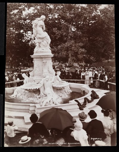 Památník Heinricha Heineho (Fontána Lorelei) a dav přítomný na odhalení, Grand Concourse a 164th Street, Bronx, New York, 1899 (stříbrný želatinový tisk) od Byron Company