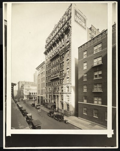 Hotel Harding na 55. ulici a Broadway, New York, 1921 (stříbrný želatinový tisk) od Byron Company