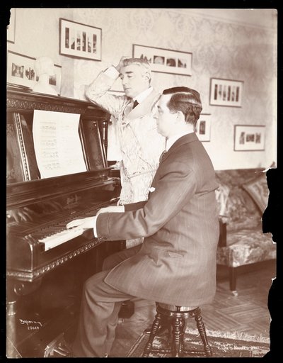 Kyrle Bellew a přítel u klavíru v Bellew
