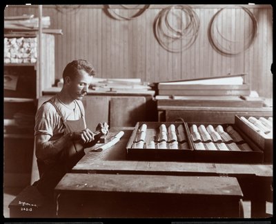 Muž pracující v továrně na klavír Hardman, Peck und Co., New York, 1907 (stříbrný želatinový tisk) od Byron Company