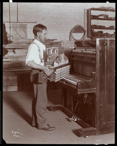 Muž pracující v továrně na klavír Hardman, Peck und Co., New York, 1907 (stříbrný želatinový tisk) od Byron Company