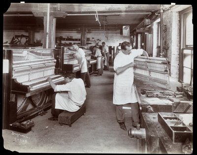 Muži pracující v továrně na klavíry Hardman, Peck und Co., New York, 1907 (stříbrný želatinový tisk) od Byron Company