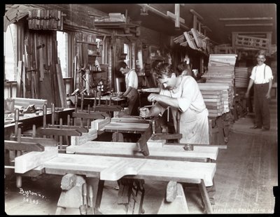 Muži pracující v továrně na klavíry Hardman, Peck und Co., New York, 1907 (stříbrný želatinový tisk) od Byron Company