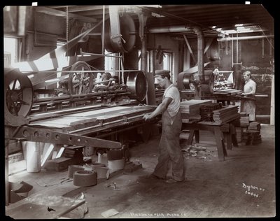 Muži pracující v továrně na klavír Hardman, Peck und Co., New York, 1907 (stříbrný želatinový tisk) od Byron Company