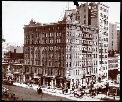 Severovýchodní roh hotelu Cadillac na Broadwayi a 43. ulici, New York, 1907 (stříbrný želatinový tisk) od Byron Company