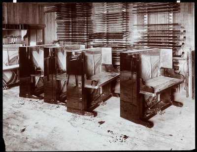 Piana ve výstavbě v továrně Hardman, Peck und Co., New York, 1907 (stříbrný želatinový tisk) od Byron Company