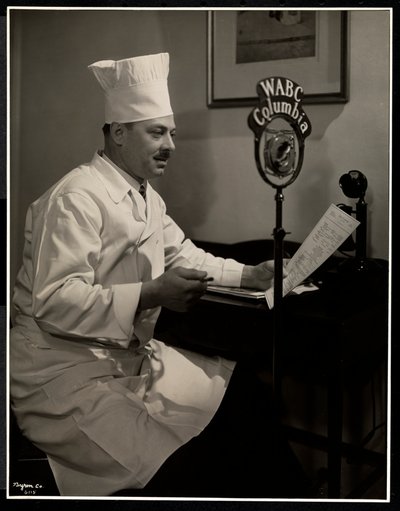 Portrét šéfkuchaře Maurice Hervieux u mikrofonu v hotelu Commodore, 1930 (stříbrný želatinový tisk) od Byron Company