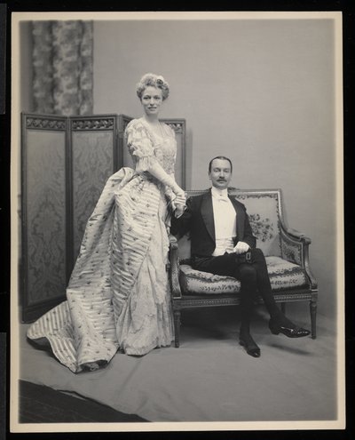 Portrét neidentifikovaného muže a ženy na James Hazen Hyde Ball, New York, 31. ledna 1905 (stříbrný želatinový tisk) od Byron Company