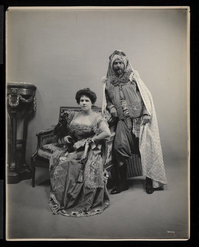 Portrét neidentifikovaného muže a ženy na James Hazen Hyde Ball, New York, 31. ledna 1905 (stříbrný želatinový tisk) od Byron Company