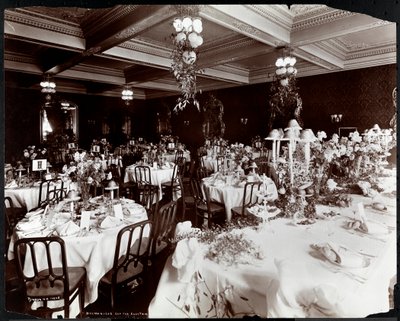 Prostřené stoly pro banket Electric Club v Hotel Delmonico, 1902 (stříbrný želatinový potisk) od Byron Company