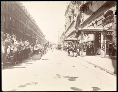 Zaměstnanci guvernéra čekající na příjezd Li Hung Changa v hotelu Waldorf Astoria, New York, 1896 (stříbrný želatinový tisk) od Byron Company