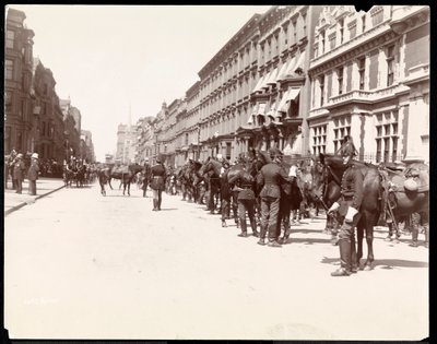 Zaměstnanci guvernéra čekající na příjezd Li Hung Changa v hotelu Waldorf Astoria, 34th Street, New York, 1896 (stříbrný želatinový tisk) od Byron Company