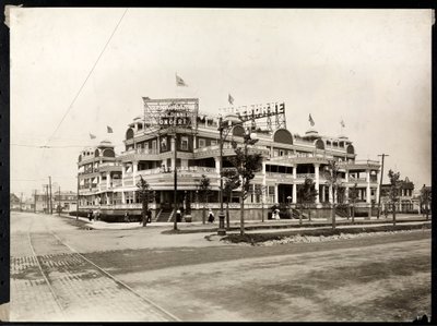 Hotel Shelburne na Sea Breeze Avenue a Ocean Parkway, Coney Island, New York, kolem roku 1913 (tisk ze stříbrné želatiny) od Byron Company