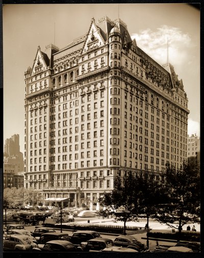 The Plaza Hotel, 5th Avenue a 59th Street, New York, kolem roku 1937 (stříbrný želatinový tisk) od Byron Company