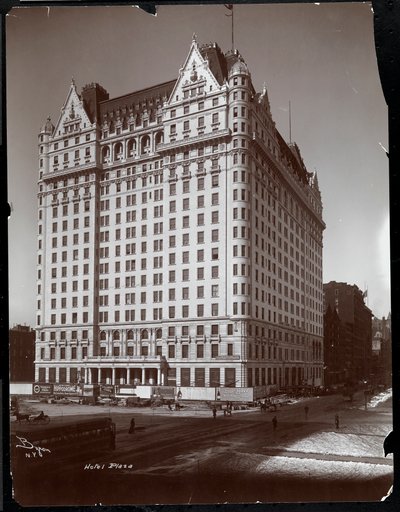The Plaza Hotel ve výstavbě, 5. Avenue a 59. Street, New York, kolem roku 1907 (tisk ze stříbrné želatiny) od Byron Company