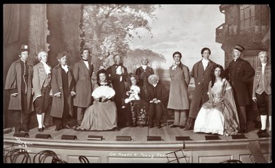 Obsazení amatérské inscenace hry s názvem The Old Heads and Young Hearts, uvedené na Barnard College v New Yorku (stříbrný želatinový tisk) od Byron Company