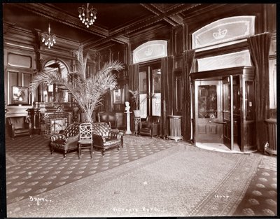 Vstupní hala hotelu Victoria, 1901 nebo 1902 (stříbrný želatinový tisk) od Byron Company
