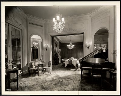 Hudební místnost apartmá Ludvíka XVI. v hotelu St. Regis, 1937 (stříbrný želatinový tisk) od Byron Company