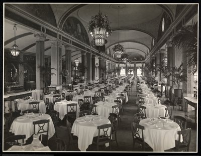 Střešní zahradní restaurace v hotelu Pennsylvania, 1919 (stříbrný želatinový tisk) od Byron Company