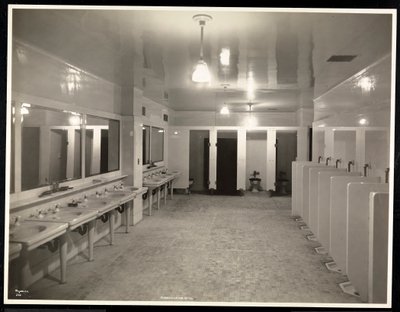 Toalety v hotelu Pennsylvania, 1918 (stříbrný želatinový tisk) od Byron Company