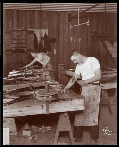 Dva muži pracující v továrně Harrington Piano Co., 1907 (stříbrný želatinový potisk) od Byron Company