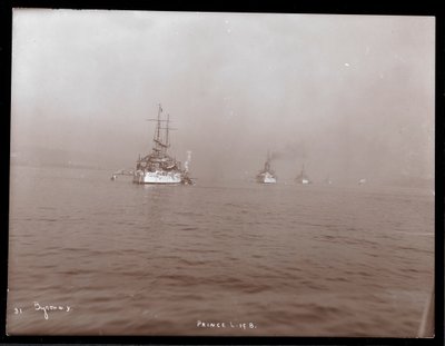 Pohled na karavanu amerických válečných lodí v řece Hudson v mlze během návštěvy prince Louise z Battenbergu, 1905 (potisk stříbrnou želatinou) od Byron Company