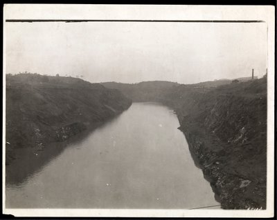 Pohled na čerstvě vykopanou část Panamského průplavu během výstavby, 1912 nebo 1913 (stříbrný želatinový tisk) od Byron Company