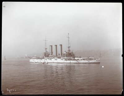 Pohled na vojenskou loď, pravděpodobně na řece Hudson poblíž West Point při návštěvě prince Louise z Battenbergu, 1905 (stříbrný želatinový tisk) od Byron Company