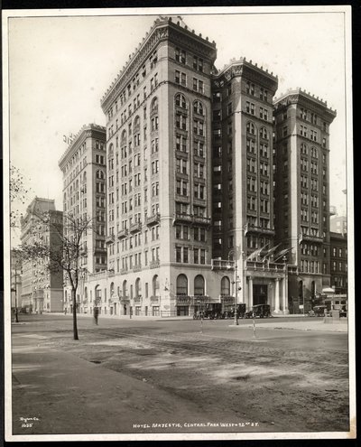 Pohled na hotel Majestic na 72. ulici z druhé strany Central Parku West, New York, 1920 (stříbrný želatinový tisk) od Byron Company