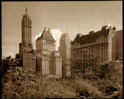 Pohled na hotel Savoy Plaza, 59. ulice a Pátá Avenue, New York, kolem roku 1937 (tisk ze stříbrné želatiny) od Byron Company