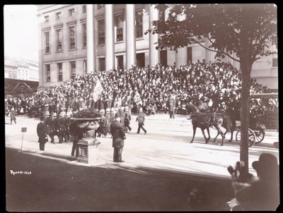 Pohled na dav na schodech Brooklyn Borough Hall během Brooklyn Police Parade, 1897 (stříbrný želatinový tisk) od Byron Company