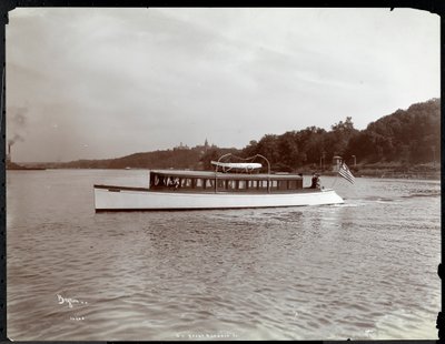 Pohled na jachtu Delicia společnosti New York Yacht, Launch und Engine Co. na řece Hudson poblíž Morris Heights, New York, 1903 (stříbrný želatinový tisk) od Byron Company