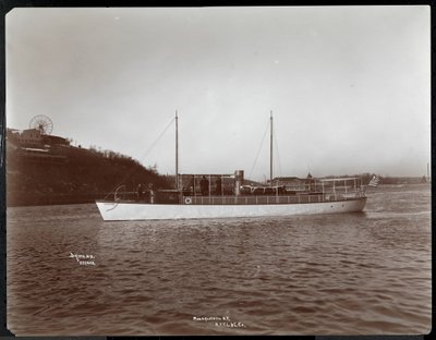 Pohled na jachtu Mousquetaire z New York Yacht, Launch und Engine Co. na řece Harlem, New York, 1905 (potisk stříbrné želatiny) od Byron Company