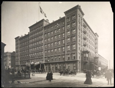Windsor Hotel na 5. Avenue od 46. do 47. ulice, New York, 1898 (stříbrný želatinový tisk) od Byron Company